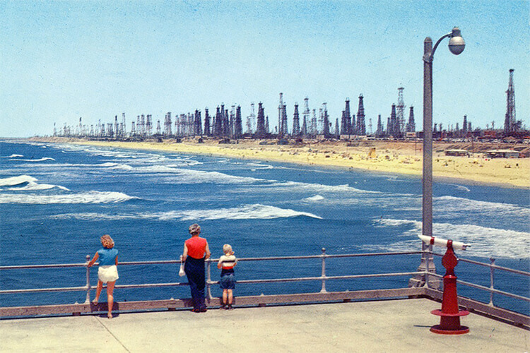 Huntington Beach, Califórnia, 1960: Poços de petróleo faziam parte da paisagem costeira |  Foto: Wikimedia