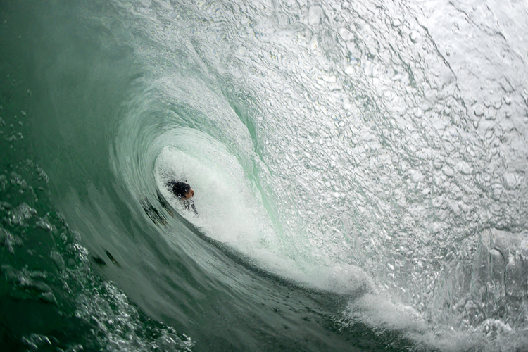 Spencer McGrath: Quem disse que os surfistas não podem ir fundo no tubo?  Foto: Josh Ball