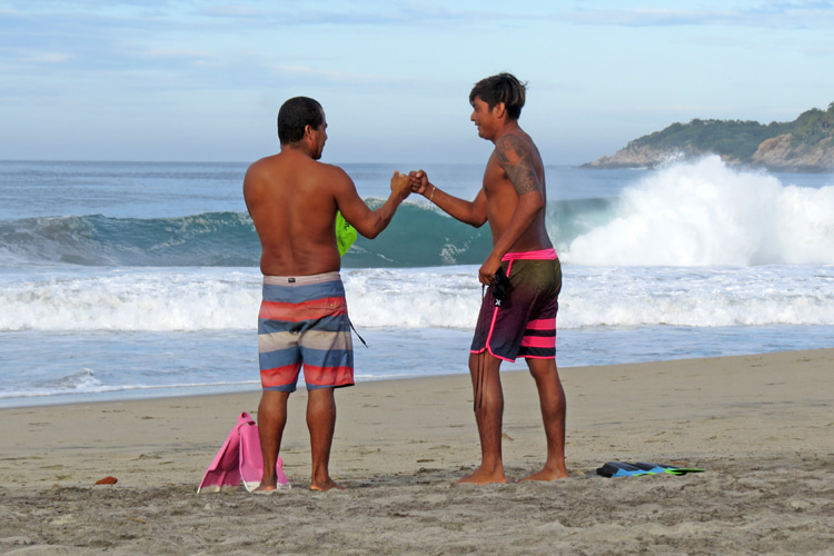Godofredo Vasquez e Angel Martinez: Salva-vidas de Puerto Escondido se preparam para competição de body surf |  Foto: JP Murphy