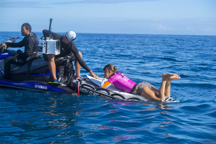 Sally Fitzgibbons: Ela rompeu o tímpano enquanto navegava em Fiji em   |  Foto: Kirstin / WSL
