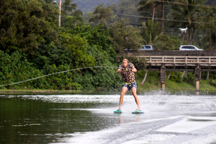Jamie O'Brien: Esqui feminino no rio Waimea, Havaí |  Foto: Red Bull