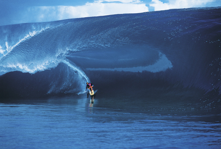 The Millennium Wave: Em 17 de agosto de 2000, Teahupoo ateia fogo a um dos tubos mais duros que os surfistas conhecem |  Foto: Tim McKenna