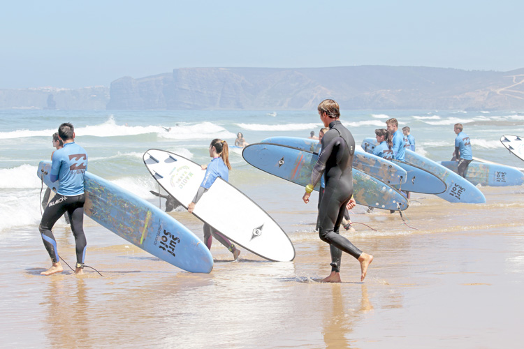 Escolas de surf: costumam usar pranchas de surf soft-top no início da fase de tilt |  Foto: Shutterstock