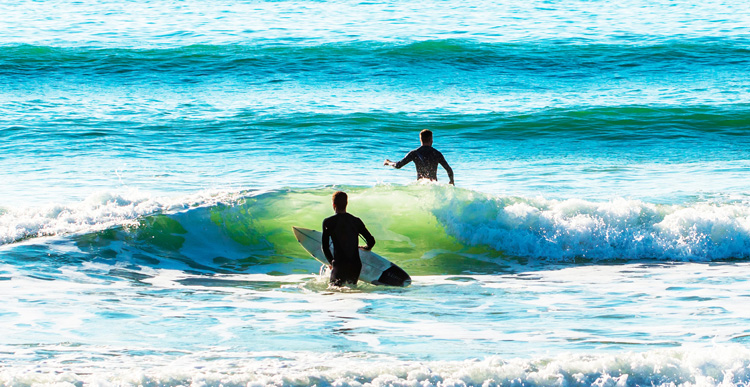Surf: aprender a surfar nas ondas pode ser muito fácil |  Foto: Shutterstock