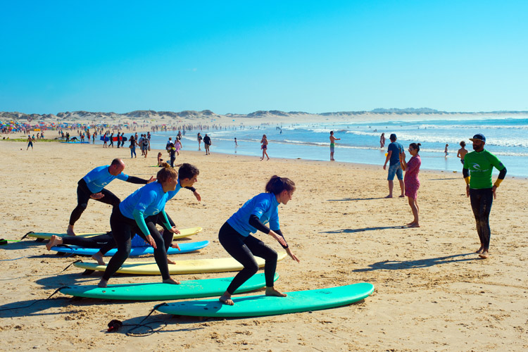 Surfistas iniciantes: eles devem aprender a postura correta no surfe antes de atingir as ondas |  Foto: Shutterstock