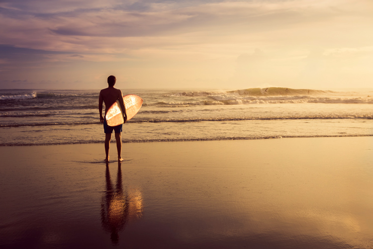 Surfing: Ajuda a Lidar com Sintomas Depressivos, Pensamentos Negativos, Insônia, Irritabilidade, Ansiedade, Transtorno Bipolar e Comportamentos Auto-nocivos |  Foto: Shutterstock