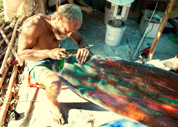 Pintando uma prancha de surf: Remova toda a cera e faça todos os reparos antes de pintar |  Foto: Shutterstock
