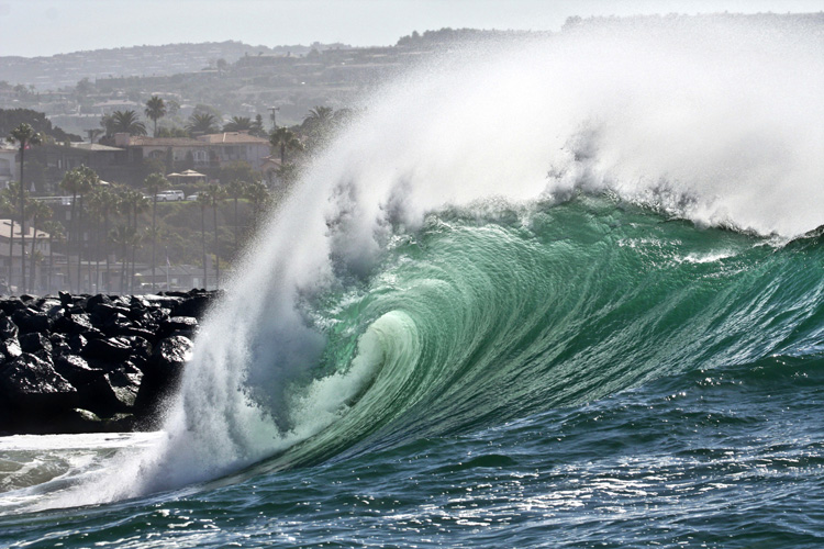 The Wedge: Uma estranha onda quicando quebrando ao longo do cais no porto de Newport Beach |  Foto: Shutterstock