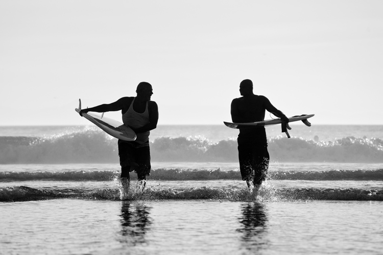 Surf: Você pode usar seus quadris para carregar pranchas de surfe largas |  Foto: Shutterstock
