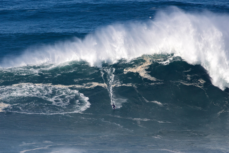 Kai Lenny: o único surfista que fez 360s nas ondas gigantes da Nazaré |  Foto: Red Bull