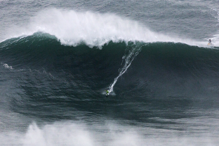 Garrett McNamara: Uma onda gigante na Praia do Norte na Nazaré, Portugal |  Foto: Silva / Red Bull