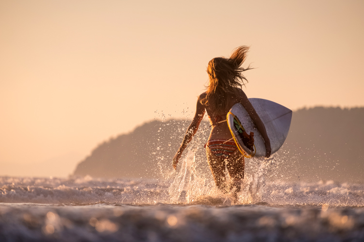 Surf: aumento dos seios envolve um processo de recuperação que pode levar dois ou três meses. Foto: Shutterstock