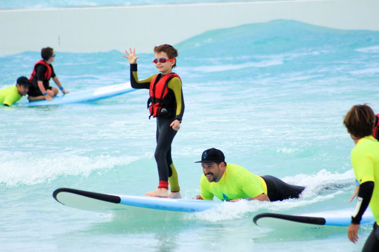 Surf adaptável: Wavegarden empurra crianças com necessidades especiais para as ondas |  Foto: Wavegarden