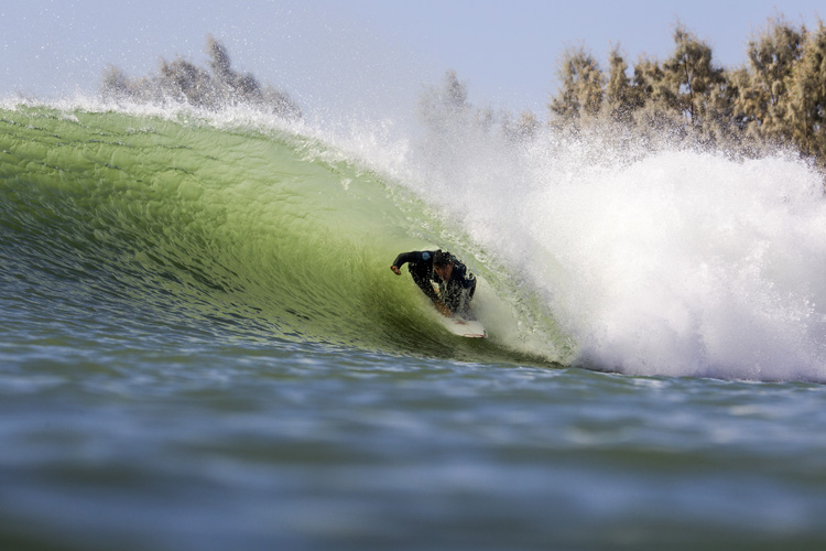 Surf Ranch: ondas artificiais quebrando no interior |  Foto: Cestari / WSL