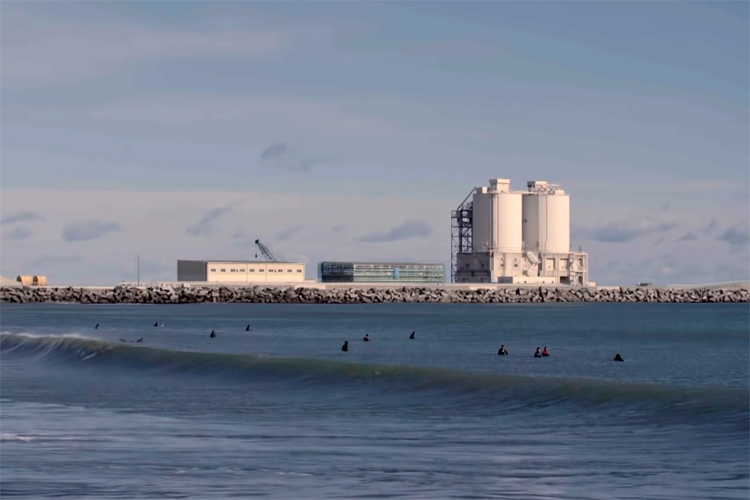 Fukushima: surfistas voltam à água depois da crise de 2011