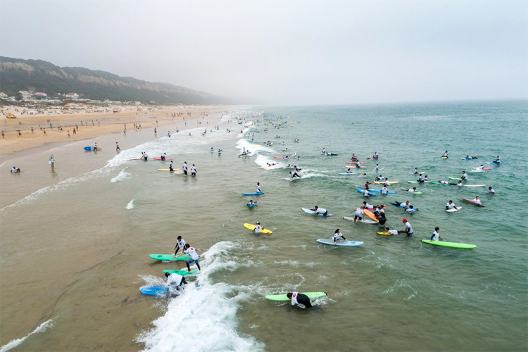 O maior curso de surf do mundo: o evento organizado por Tiago Pires reuniu 344 surfistas iniciantes |  Foto: EDP