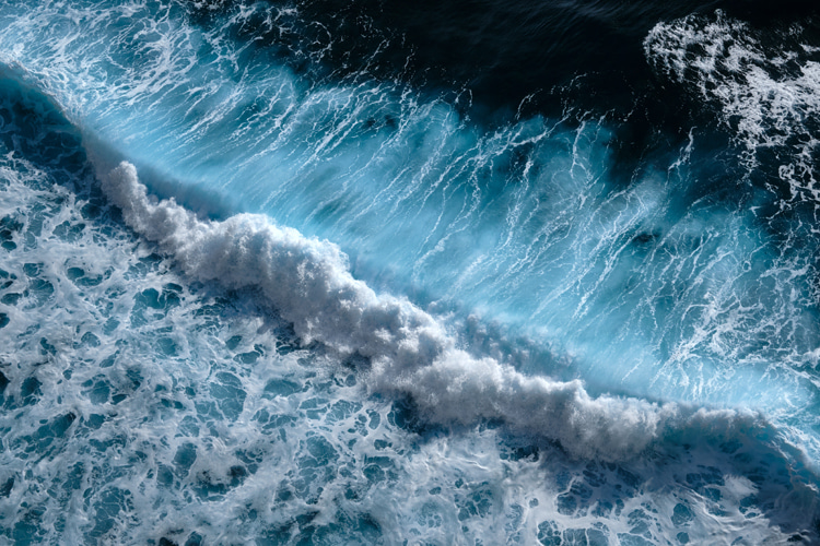 ocean breaking wave