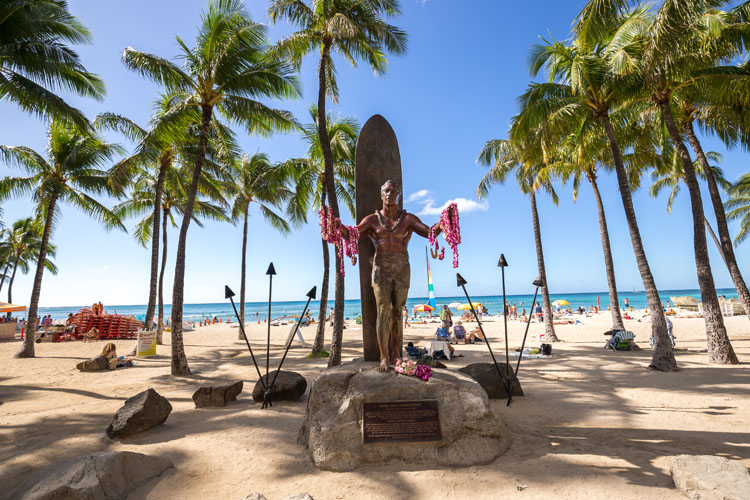 Duke Kahanamoku: Estátua de bronze em sua homenagem em Waikiki, Honolulu, Havaí |  Foto: Shutterstock