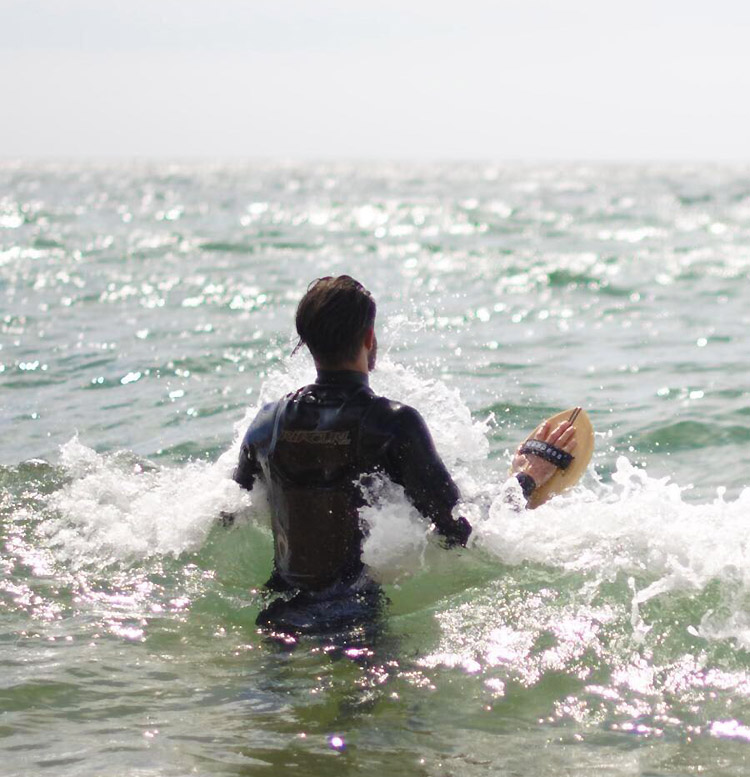 Handplaning: use seu corpo para surfar cada onda |  Foto: Compas Handplanes