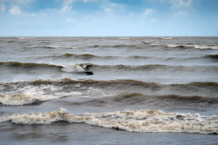 Golden Beach: um dos poucos lugares no sul da China onde o surf não é proibido