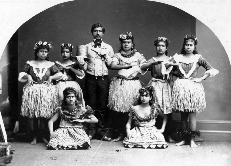 Dançarinas de hula antigas: fotografadas por JJ Williams por volta de 1883