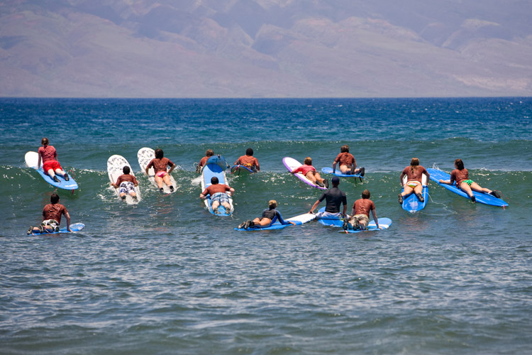 Treinamento de surf: Todos os instrutores de surf devem ser certificados pela International Surf Association |  Foto: Shutterstock