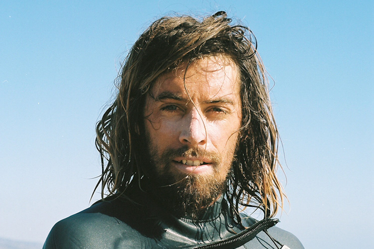 Dave Rastovich: o corte de cabelo do surfista longo