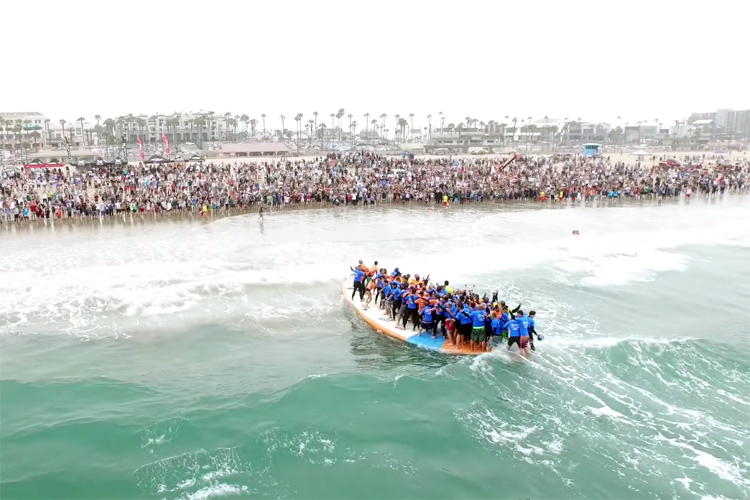 Huntington Beach: 66 surfistas em uma prancha de 42 pés