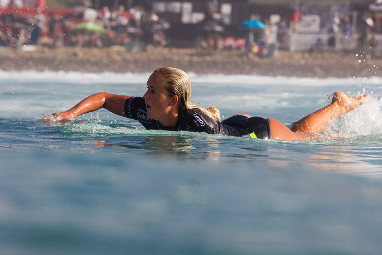 Bethany Hamilton: Quem disse que são necessários dois braços para remar uma prancha de surf?  |  Foto: Rowland / WSL