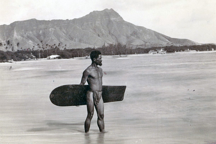 Prancha de surfe Alaia - usada pela realeza havaiana como pranchas estomacais desde 400 DC