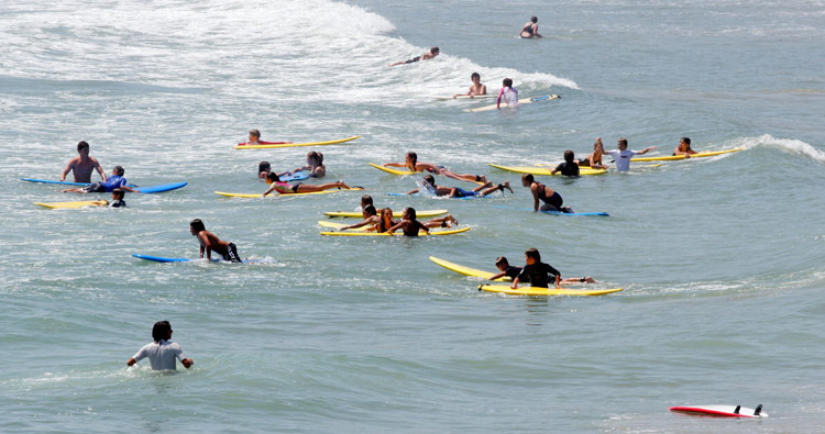 Aulas de surf: uma aula não deve ultrapassar oito surfistas iniciantes |  Foto: Shutterstock