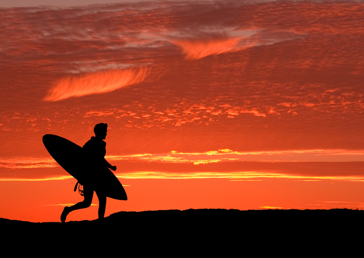 Surf: para se tornar um surfista completo, você deve viajar o ano todo, ler livros, estudar mapas meteorológicos e surfar |  Foto: Shutterstock