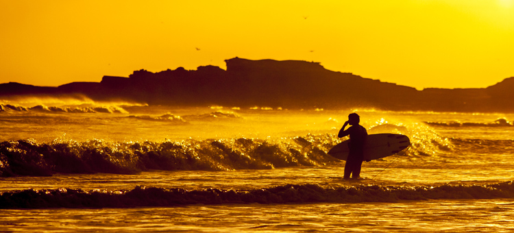 O Guia do Surfista para Iniciantes: Torne-se um surfista e aproveite as ondas ao pôr do sol |  Foto: Du Truong / Creative Commons