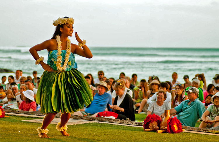 Dançarina de Hula: Mulheres usam saias em botão, camisas floridas, pulseiras e colares nos pulsos e tornozelos |  Foto: Ray_LAC / Creative Commons