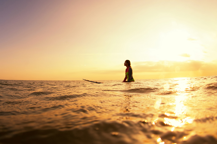 Surf: se passa muito tempo ao sol, deve beber muita água |  Foto: Shutterstock