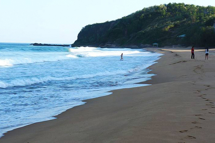 Praia de Hamhung: sem surfistas, mas com muitas ondas
