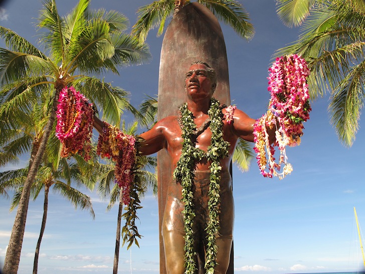 Duke Kahanamoku: a estátua de bronze erguida em Waikiki |  Foto: Luke H. Gordon / Creative Commons